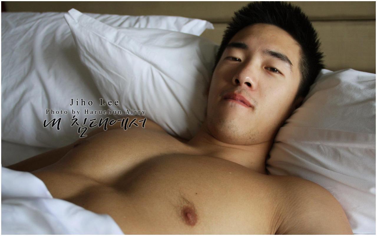 busankim:  Jiho Lee 내 침대에서 Photo by Haruehun Airry  https://www.facebook.com/Jiho.Lee.Official