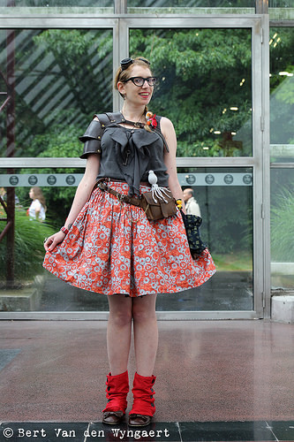 My outfit for the Saturday of Japan Expo (5.70.2014).
Goggles: customised vintage
Glasses: Theo
Pauldron: Poorman’s Gold Label
Gear bird hairclip: made it myself
Flower hairclip: asos
Top: 3Suisses
Hip bag: Zara Girls
Thin belt: Moda
Fan holder:...