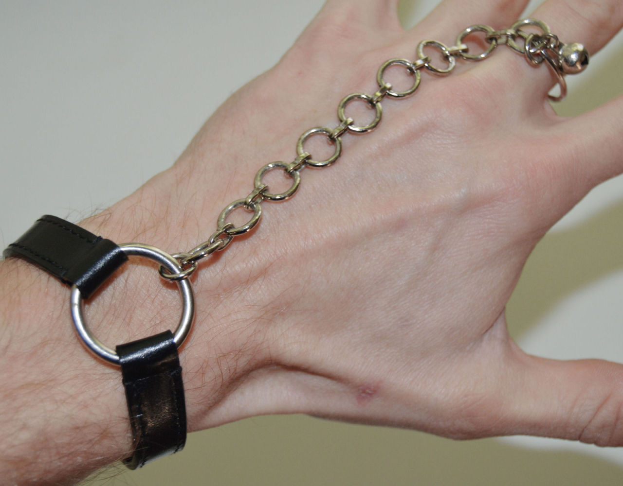 humalien:  BRACELET WITH ATTACHED RING AND JINGLE BELL FROM HELMUT LANG S/S 2003