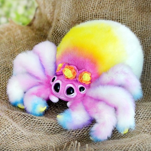 sosuperawesome:Fluffy SpidersAlvamade Toys on EtsySee our #Etsy or #Plush tags 