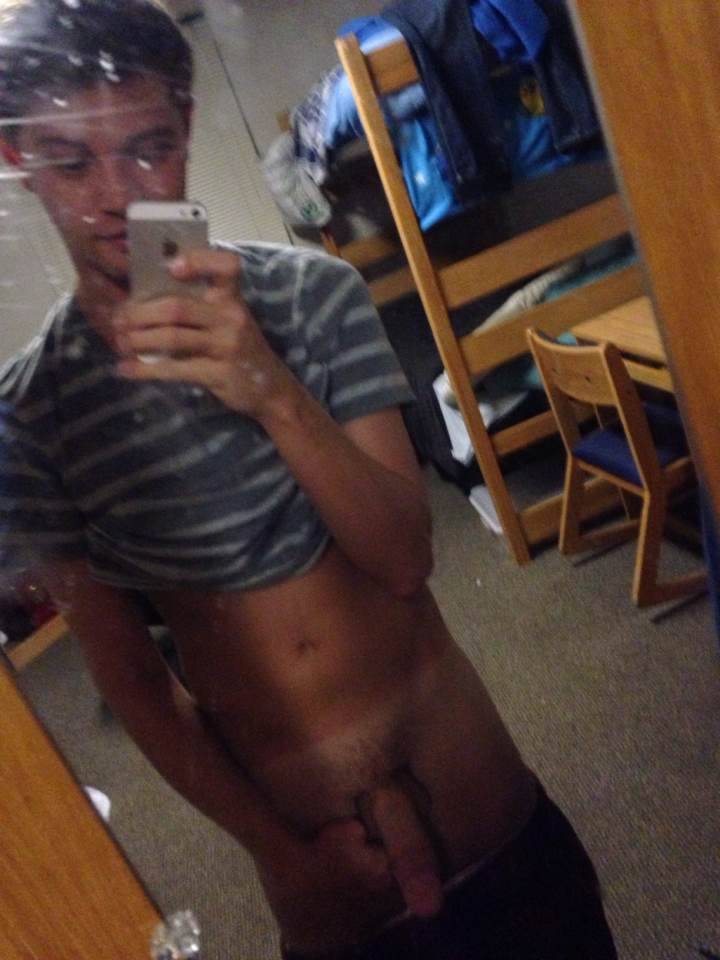 postmypecker:  Here is PostMyPecker follower, Peyton.  He is 19 years old, gay,