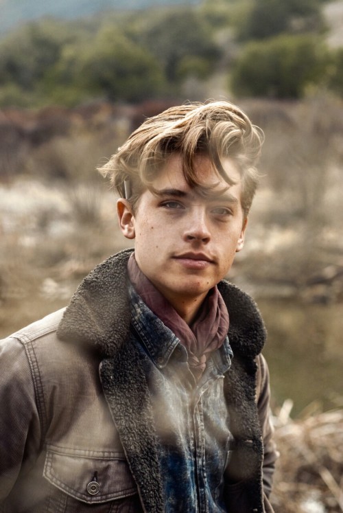 boytrappedinthcloset:  Cole Sprouse has grown up into a fine ass man