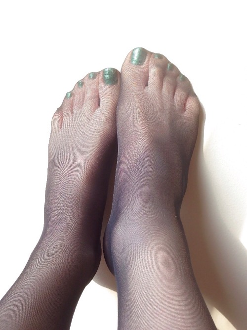 justlovenylon:Green toes in hose