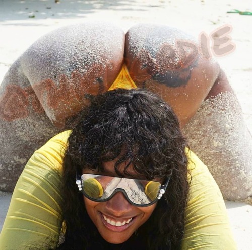 thicksexyasswomen: yellowemp3ror:thickordie: GaaaWd Help…Me…thickcameltoe #thickthighssavelives #thi