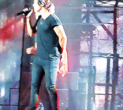 falseidolls:  louis realizing he’s lost his mic   