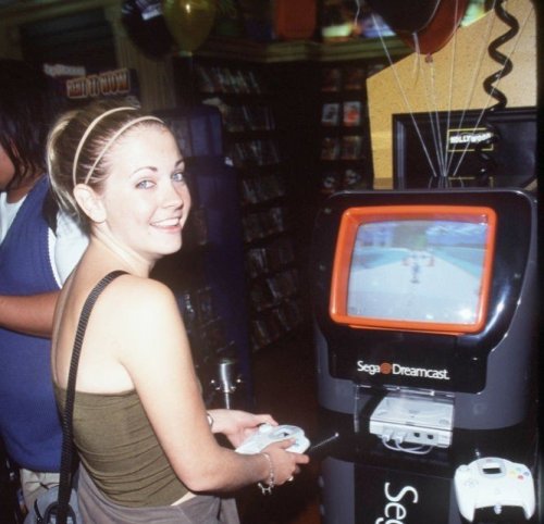 liquifiednostalgicsighs: Melissa Joan Hart plays Sonic Adventure at Hollywood Video’s launch party for the Sega Dreamcast, September 9, 1999.