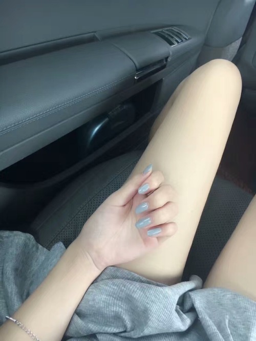 sex-videosss: 在车里可以干嘛呢？