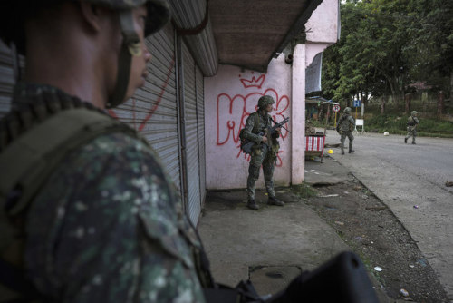 militaryarmament:Philippine Soldiers and Marines clearing the streets of Marawi city of ISIS-linked 