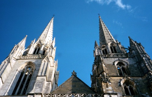 Tours, Cathédrale, Bayonne 2001.Jour de la Bastille - “Bonne fete” et “Joyeux Quatorze Juillet!”Souh