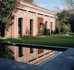 keepingitneutral:    Lucca house,   Forte dei Marmi, Tuscany, Vincenzo de Cotiis Design,   © Ambroise Tézénas    That’s pretty. Damn.