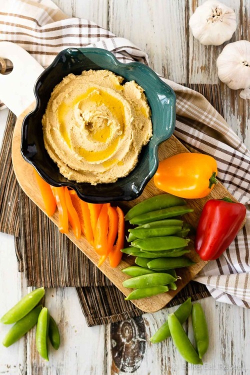 This easy roasted garlic hummus is silky smooth and full of roasted garlic flavour. Quick and easy t