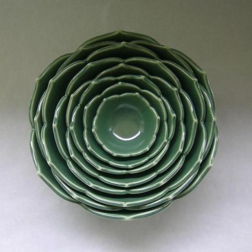 kinglouix:nothingbutreality:sixpenceee:Nesting Bowls convey the exquisiteness of a lotus flower. Lin