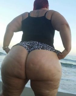 groceryondemand:  That big ass juicy butt