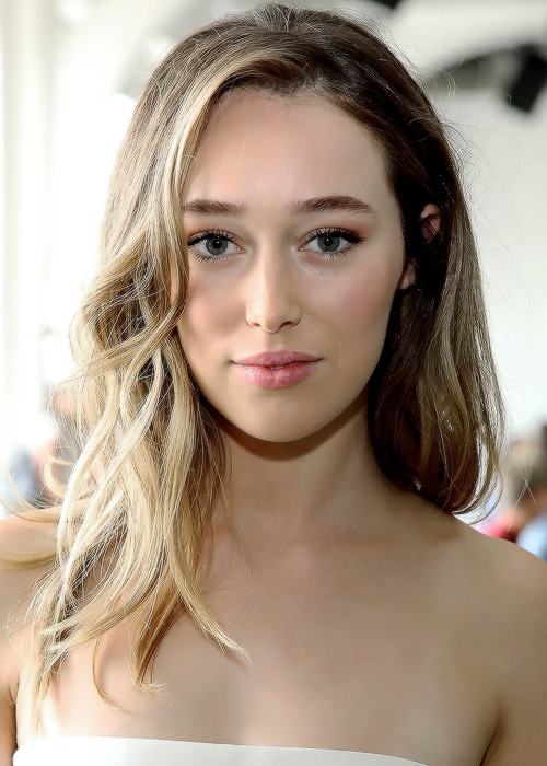 aliciaclarkdaily:   Alycia Debnam Carey attends Dion Lee Front Row September 2016