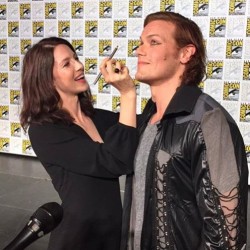 i-love-jammf:  #SamHeughan (here with #CaitrionaBalfe) will make an awesome #Hook :) #STARZ #Outlander #OutlanderComicCon #SDCC2015