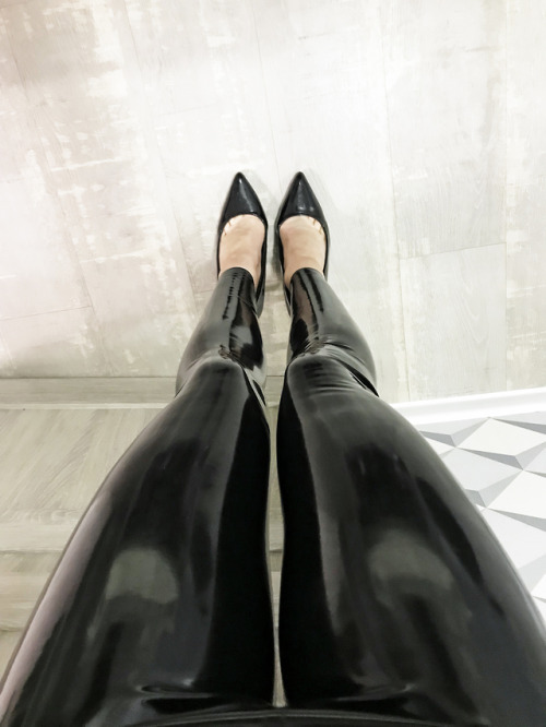 leatherlatexwife:  Latex legs