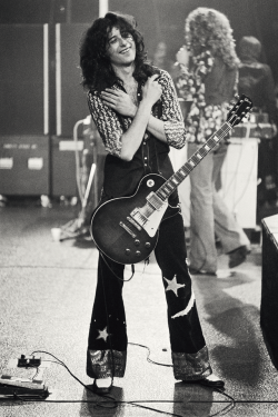 aluacrescente:  Jimmy Page photographed by