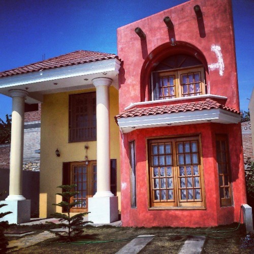 Like colors!!! #yellow #blue #pink #red #grass #green #porche #casa #colors #colores #contraste #con