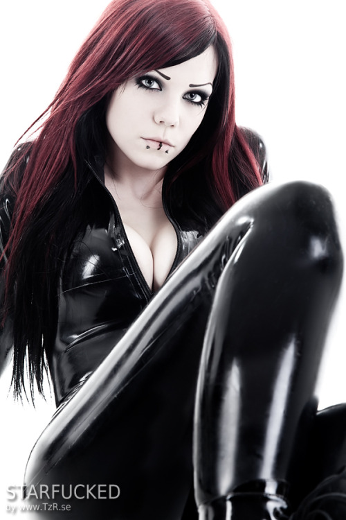 ilovegothgirls2:  A feast of Starfucked 
