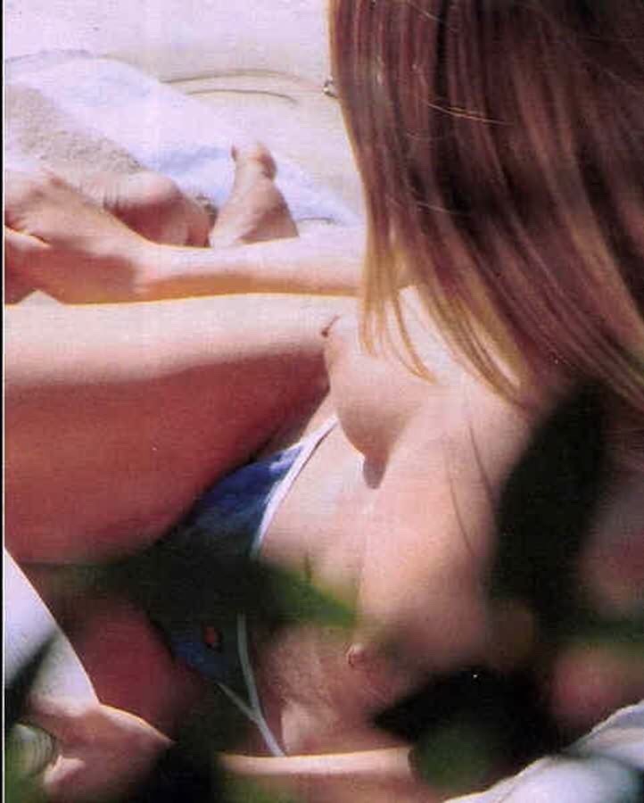 celeb-boobz:  Jennifer Aniston Beach Boobs