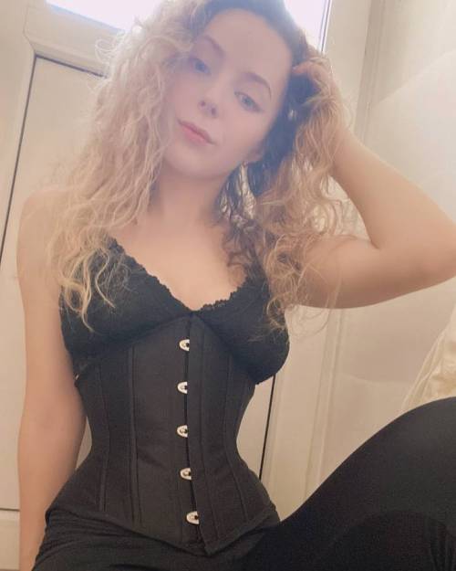 Simple underbust- stunning results! #underbust #waisttrainer #waisttrainingcorset #corsetry #blackco