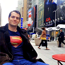 beneffleck:Henry Cavill poses around Times Square unnoticed to prove that Clark Kent’s simple disgui