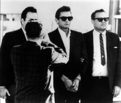 the60sbazaar:  Johnny Cash under arrest in El Paso, Texas (1965) 
