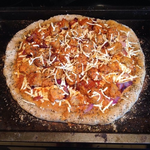 veganpizzafuckyeah:  reblogged from lesbian-seagulls:  Buffalo tempeh with Daiya 🍕💖  