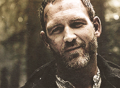 bearchaser:  let me try to sum up why this face is classily handsome and damn near perfect (for me): the full beard, the wide, chiseled jaw, the slightly pudgy tip of the nose, and perhaps most important, the downturned shape of the eyes that give him