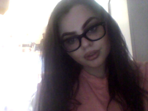 undereyelouisvuittons: undereyelouisvuittons: webcam selfies are my thing now i’ve copyrighted