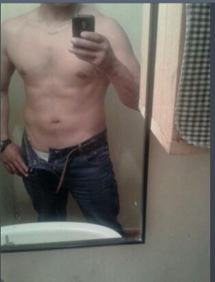 chilenoskalientes:  Carlos, 31 años. Militar morenazo de rica verga. Q rico como