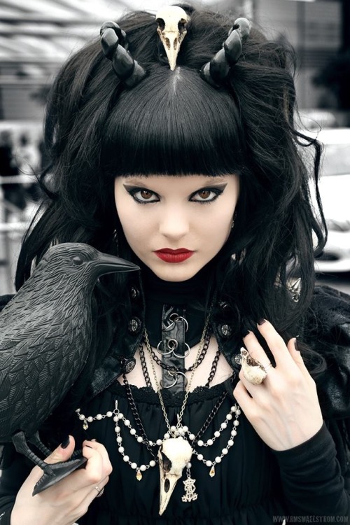 gothicandamazing:  Source : http://blossom-of-faelivrin.deviantart.com/ 
