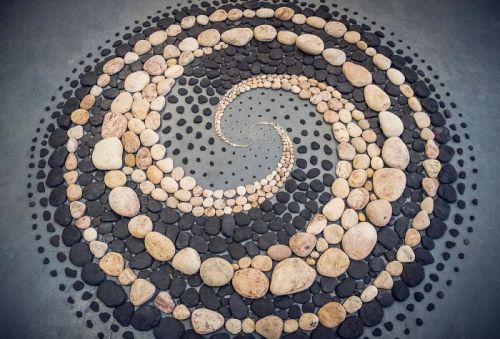 awesome-picz:Artist Jon Foreman Arranges Stones In Stunning Patterns On The Beach, Finds It Ver