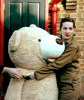 princesschiyoh: Katherine Parkinson + her giant teddy bear + her “tip toe running“ on Ta