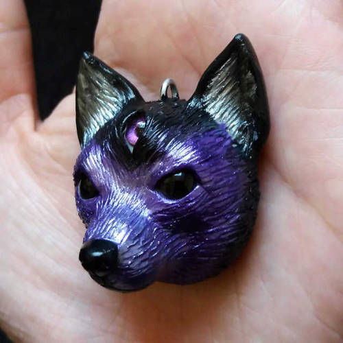 For once I tried sculpting a creature pendant with no reference picture. Here I present you a dog x 