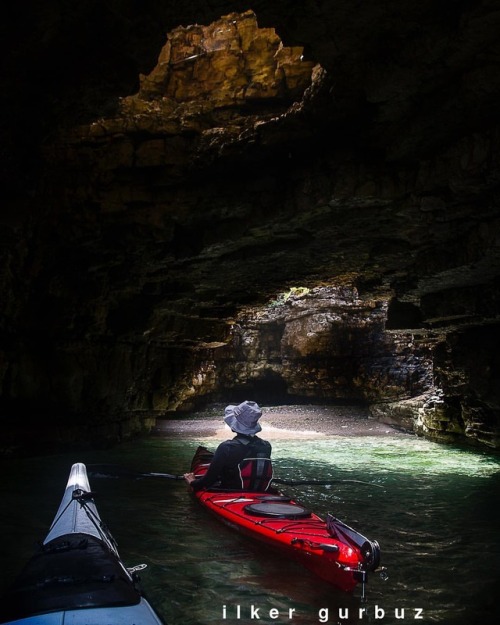 HOLE #seacave #paddling #nature #discover #exploretheworld #rocks #bore #aperture #cavity #cave #mağ