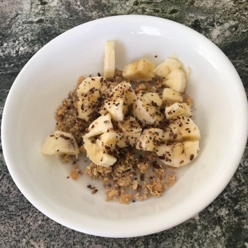 veg-inspo: Breakfast 12•28•17 Maple Pecan granola with a ~different~ flavor of almond milk: almond c