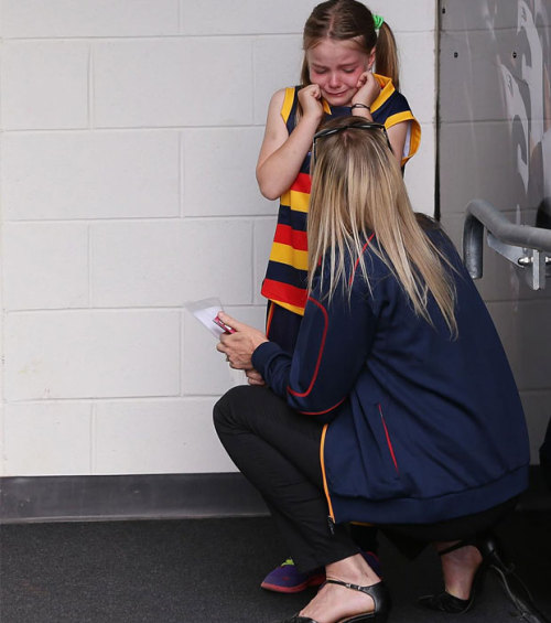 theboyfromthebush:  Tex’s helping hand goes viral  Taylor Walker’s kindness towards mascot, Satine Cahill, at Adelaide Oval on Sunday has gone viral.Satine and her family, from Hayborough near Victor Harbor, won tickets to the Club’s season-opener