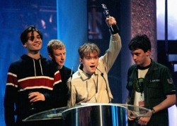 champagnesupersoaker:  thebloodygallaghers:  lOOK THEY ARE BABIES  “i fink dis shood of bin shared wiv oasis”