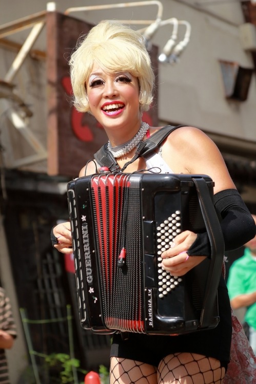 aboji-aboji:アコるデノンノン　Accor de Nonnon　大道芸人　street performer　accordion