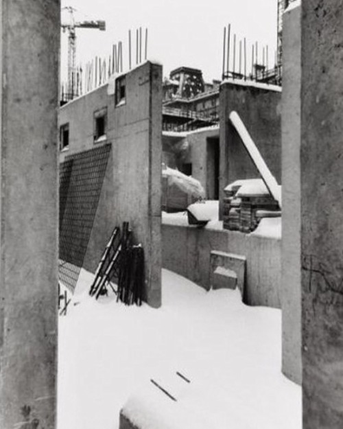 Chantier enneigé de la pyramide du Louvre, en direction du Pavillon Turgot #sergesautereauphotograph