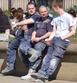 doncastergit:  oh-i-would:  a well-earned rest  Gotta be the beardy one on the left!