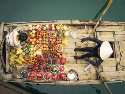 threesixtytravel:A fruit boat in Ha Long Bay, Vietnam