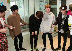 v-dyo:  poor kyungsoo got teased for his all black fashion 
