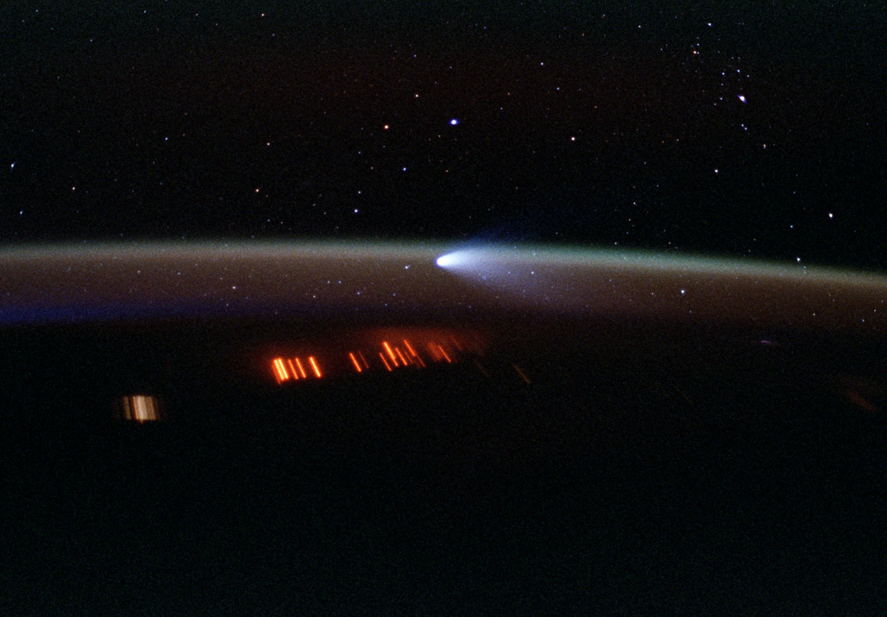 humanoidhistory:  A time-lapsed image of Comet Hale-Bopp at sunset over the Earth’s