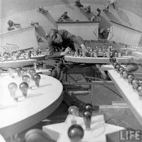 Installing new light bulbs in Piccadilly Circus (William J. Sumits. 1949)