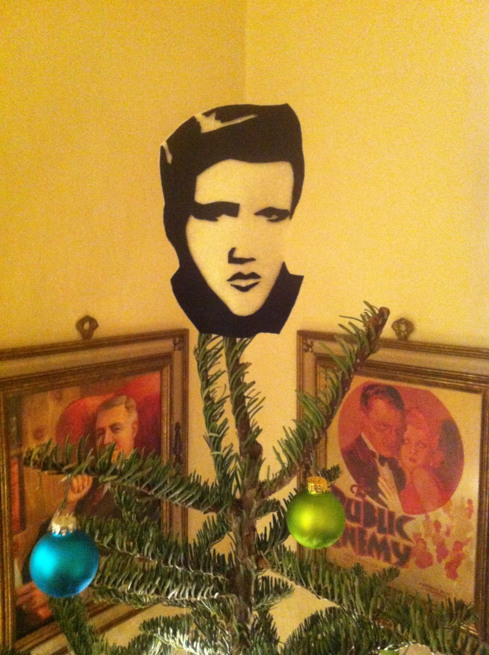 theoddjacket:  I realized that I didn’t have a tree topper, so I decided to make