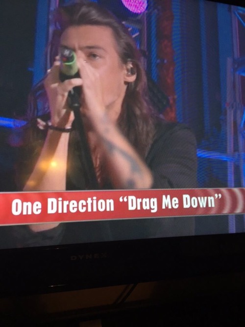 theanchorsrope:Disney blurred out Harry’s mermaid tattoo I’m laughing so hard