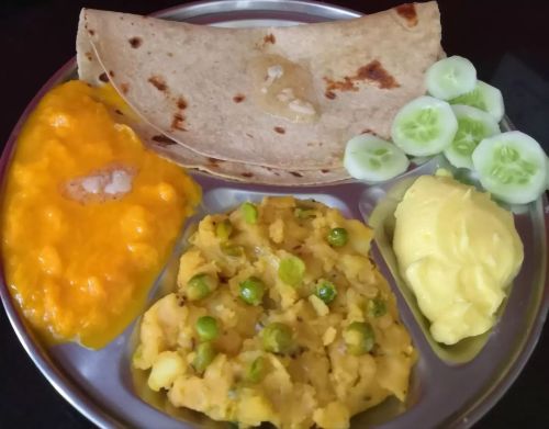 Potato Green-Peas Sabzi + Chapati + Paayri Aamras (Payri Mango Pulp) + Cucumber + Shrikhand #food #f