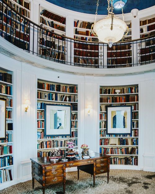 mizminx: utwo:   Do you like visiting libraries or bookstores when you travel? © madeline lu    Heaven 😍  Gorgeous.